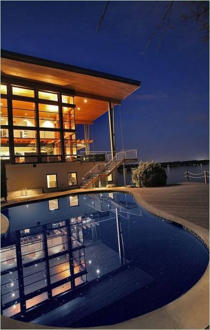 Vue nocturne d'une maison au bord de la baie de Chesapeake