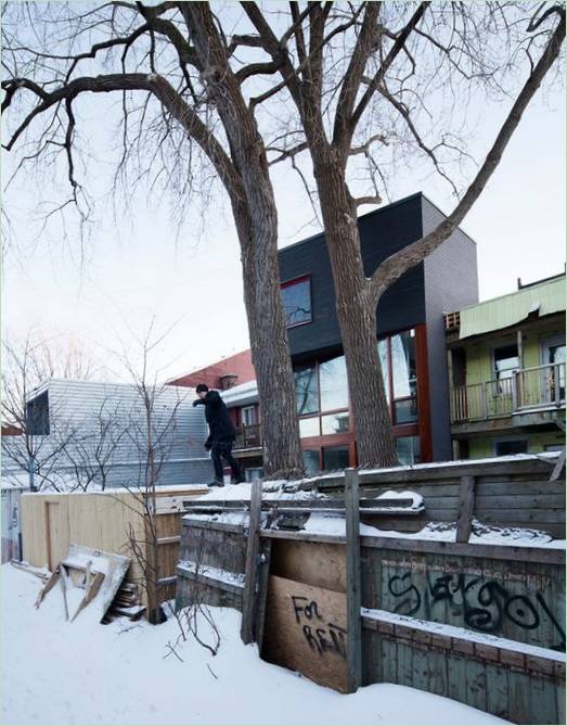 La façade originale de la maison : un contraste avec l'environnement