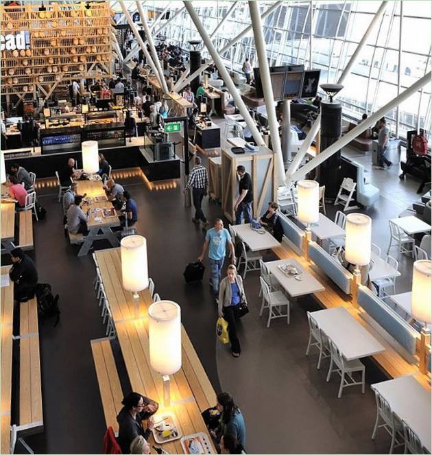Salon de l'aéroport : un café spacieux avec un éclairage design