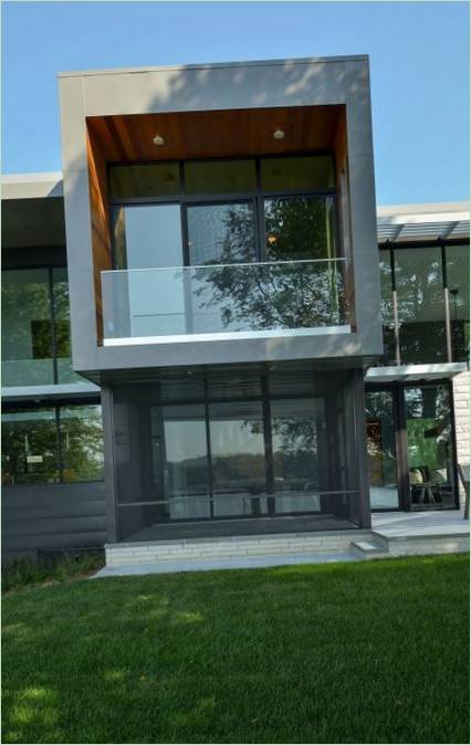 La conception de la maison de verre à plusieurs niveaux d'Edgewater dans le Minnesota, aux États-Unis