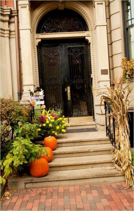 Décorer l'entrée d'une maison avec des citrouilles