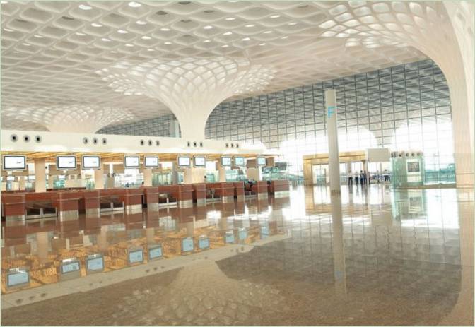Salon de l'aéroport : Cellules sur les piliers et le plafond