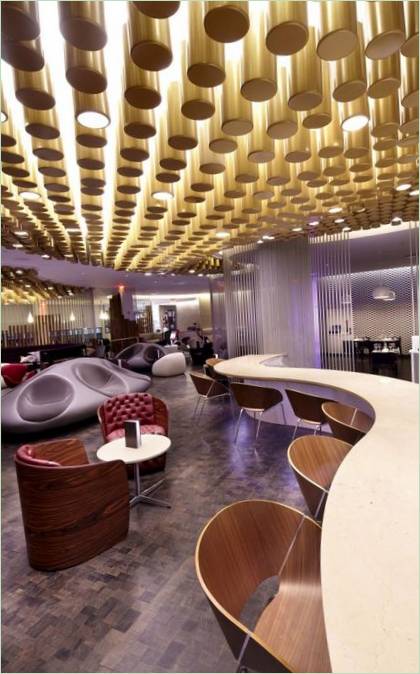 Salon de l'aéroport : décoration du plafond en cylindre d'or