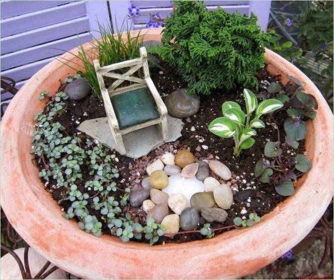 Mini pépinière de plantes dans un pot de fleurs