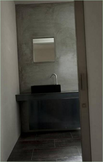 Intérieur de salle de bain gris