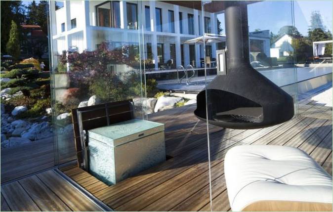 Un gazebo au bord de la piscine avec un plancher en bois