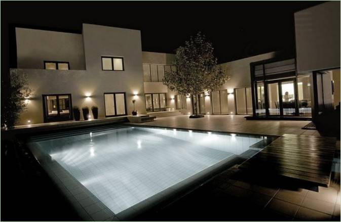 Éclairage de la piscine en soirée à la maison Abu Samra