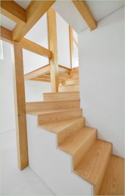 Escalier blanc élégant avec des marches en bois