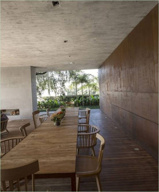 La magnifique table de la salle à manger de la maison P s'intègre parfaitement à l'intérieur