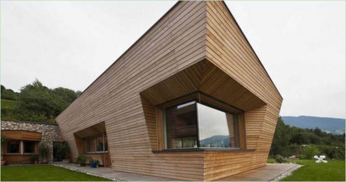 Façade en bois d'une maison de campagne à Varna