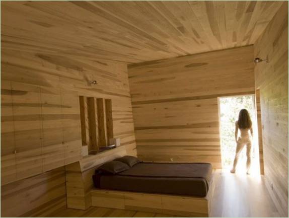 Linge de lit marron dans une chambre à coucher en bois
