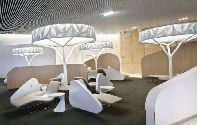 Salon de l'aéroport : décor en arbre blanc